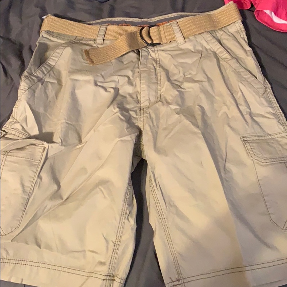 Men’s Khaki Cargo Shorts W/ Belt